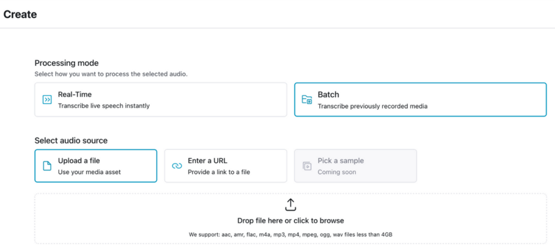 Het uploadscherm van Speechmatics. Je kan met Speechmatics ook realtime video of audio laten transcriberen.
